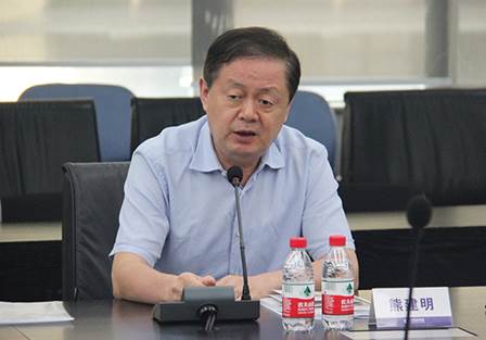 說明: F:\【資料與辦公】\辦公區(qū)\2.網(wǎng)站新聞\2019年\9月\2019.09.07 方大集團(tuán)舉辦“高級管理人員研修班”培訓(xùn)\熊總（文中.jpg