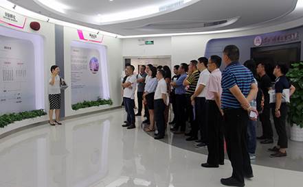 說明: F:\【資料與辦公】\辦公區(qū)\2.網(wǎng)站新聞\2019年\9月\2019.09.07 方大集團(tuán)舉辦“高級管理人員研修班”培訓(xùn)\參觀展廳（文中.jpg